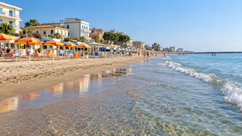 Spiaggia e hotel lungo il litorale adriatico di Rimini